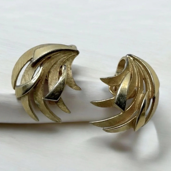 Vintage Crown Trifari Gold Tone Clip On Earrings - Picture 1 of 2